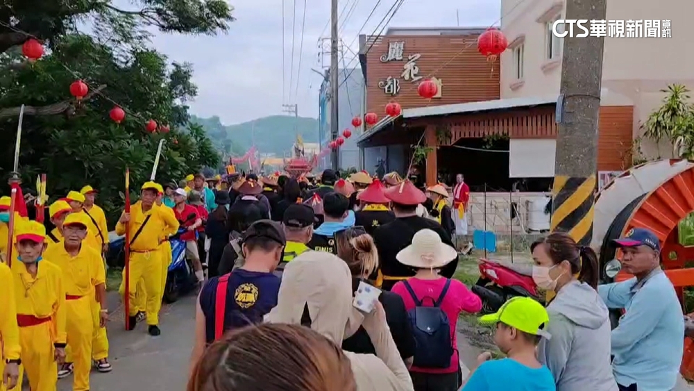 小琉球迎王祭典熱鬧登場！　信眾搶鑽轎求平安