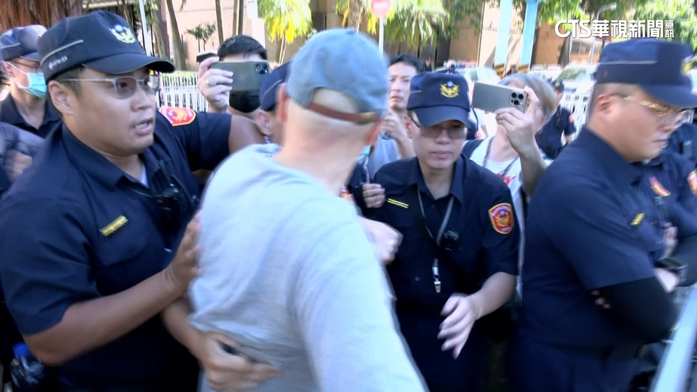 400警力防小草衝突！　北檢外火爆　警架離毛嘉慶
