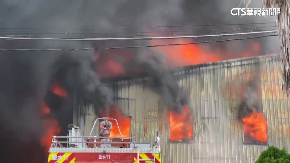 台南新營農藥廠大火　濃煙烈焰沖天　爆炸聲不斷