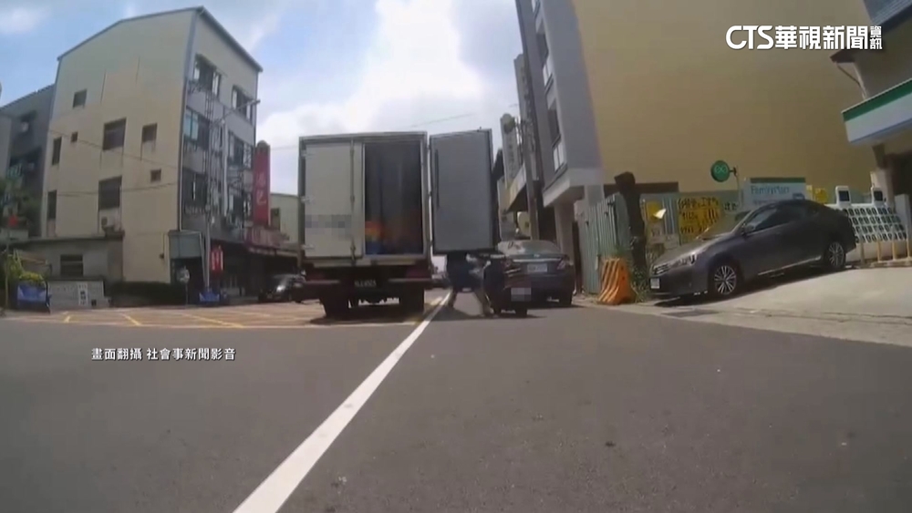 超商物流車貨門沒關好　路上隨車擺盪　騎士遭砸險跌