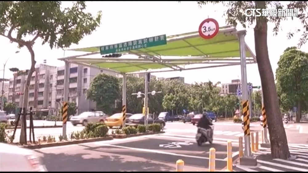 高雄等紅燈超曬！　「仿他國」遮陽設備？　工務局：待評估