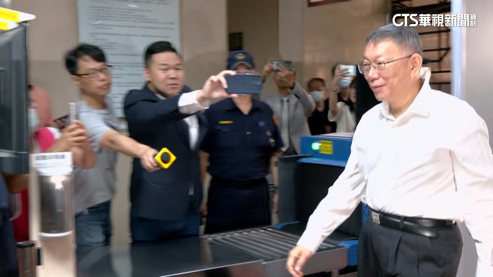 柯文哲「神祕微笑」步入北院　最終遭裁定「羈押禁見」