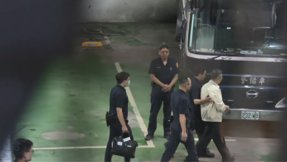 柯文哲上銬登囚車　北檢加開一人專車直送北所