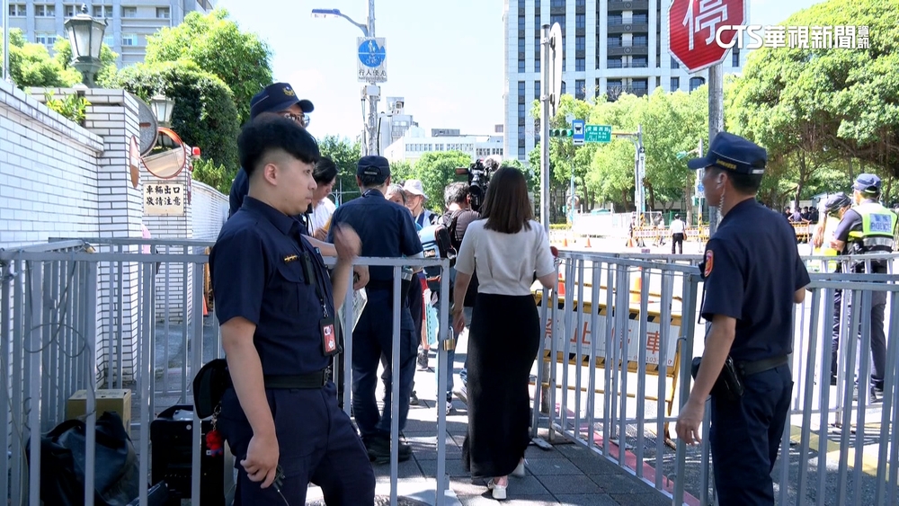 柯羈押庭防小草衝突　北檢北院外400名警力戒備！