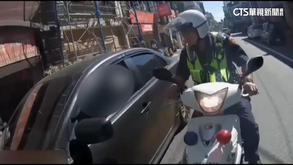 心虛！　毒品通緝犯遇盤查衝撞警車　員警鳴槍仍逃逸