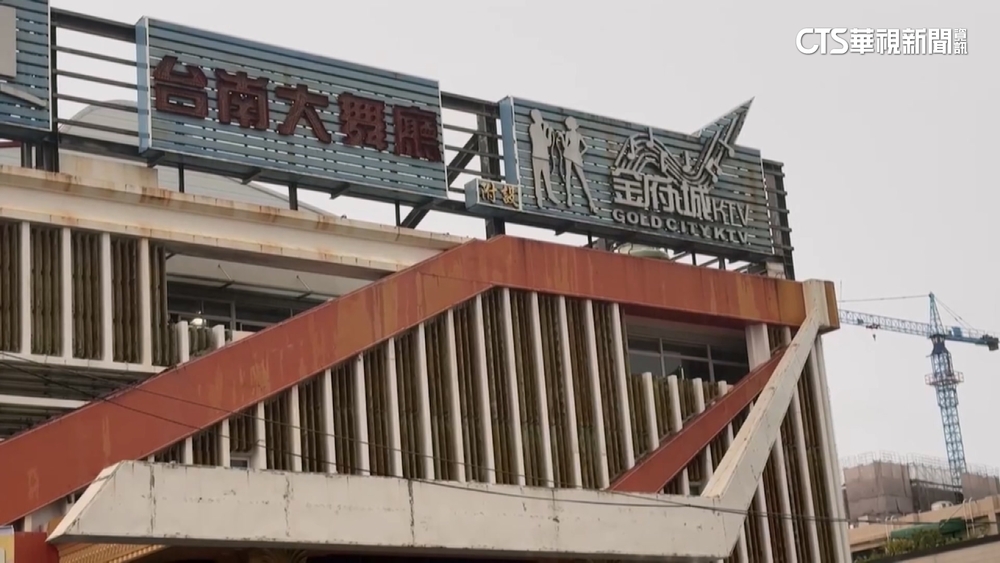 酒後失控舞廳前對空開4槍　2名黑衣人狼狽落網