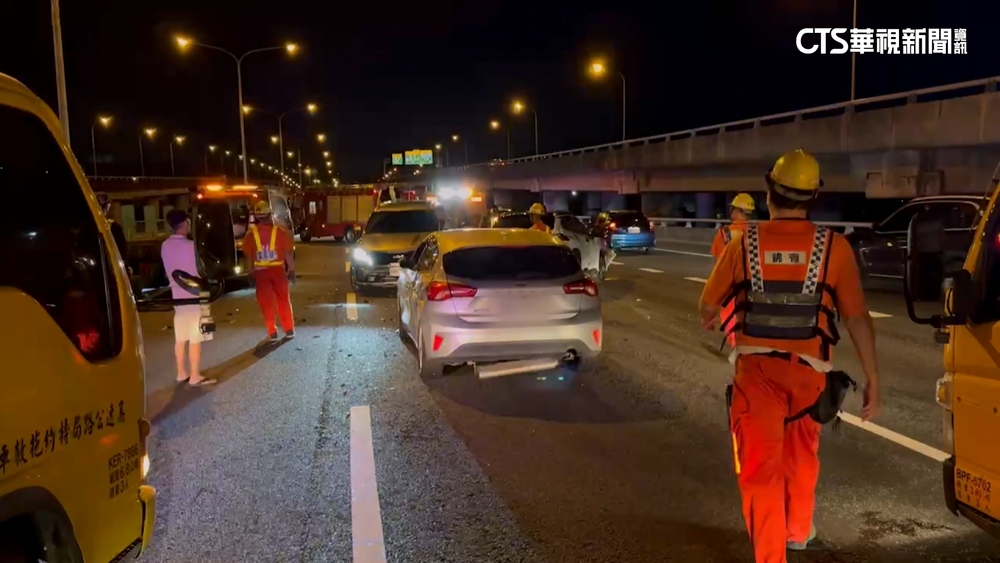國道1號車禍　租賃小客車追撞3車輛.2人輕傷送醫
