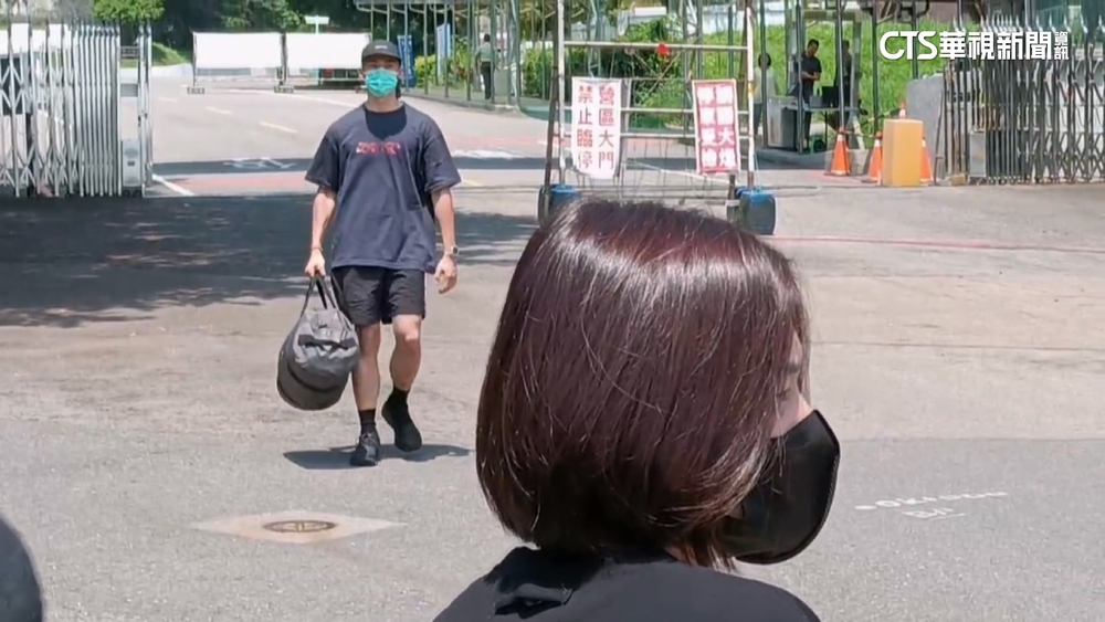 許光漢結訓離營！快步上保母車　許：讓我低調度過