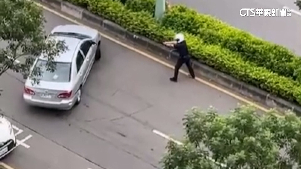 酒駕累犯拒捕　警開12槍.3民眾「車擋車」助抓人