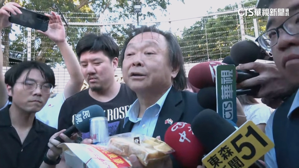 王世堅帶「雞鴨便當+起酥蛋糕」　赴北所贈柯文哲