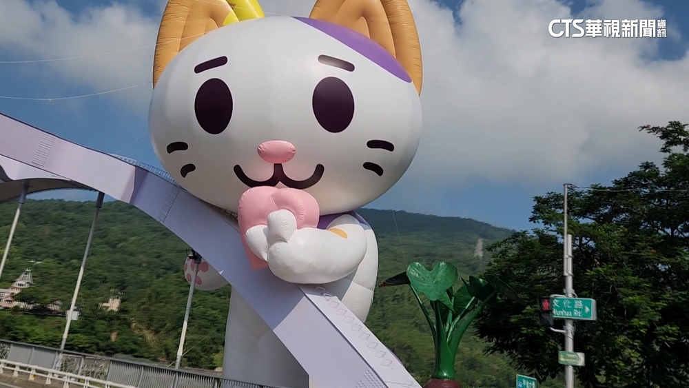 萌翻！高雄甲仙「偶泥貓」倚大橋　桃園「龜吉拉」降臨