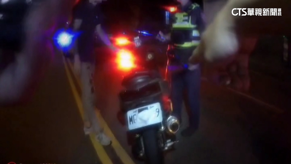 無照騎士口罩遮牌炸街被逮　友逃竄遭重罰18萬