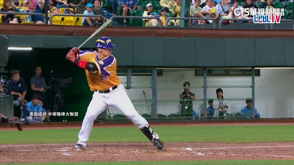 「高屏雷公」紫金戰袍重現　台鋼主題日湧回憶