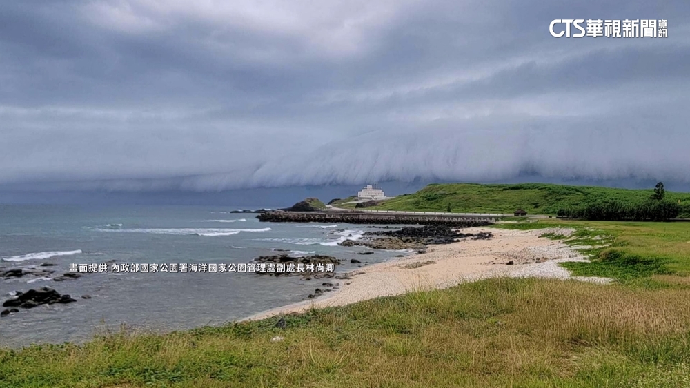 「摩羯」颱外圍環流影響　澎湖七美出現「類雲瀑」