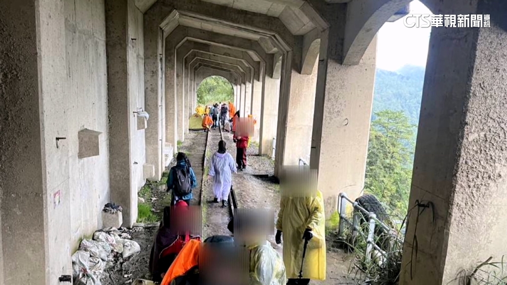 阿里山眠月線大崩壁　逾10遊客遇大雨一度受困