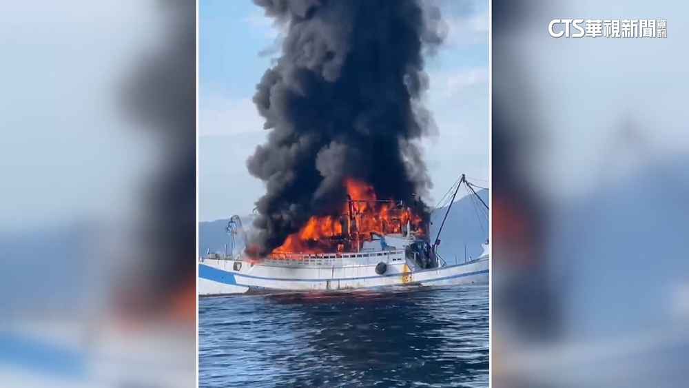 濃煙猛竄！　貢寮海面火燒船　海巡救出船上13人