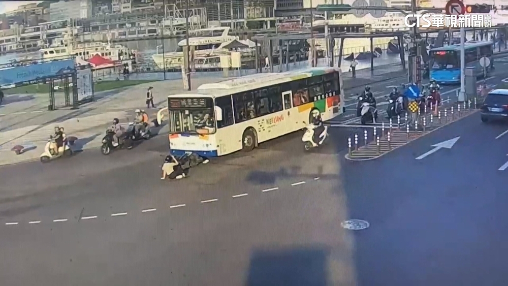 驚險！　機車急剎遭公車追撞　女騎士險捲車底