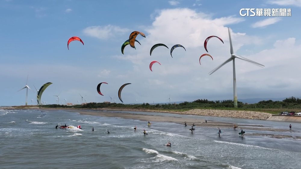 大安濱海樂園風箏衝浪賽　近百選手競技飆速