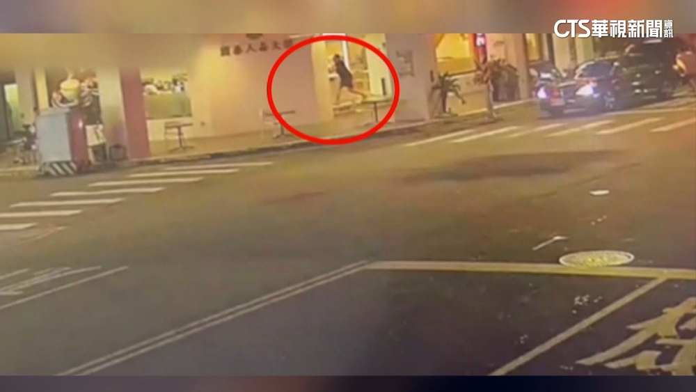 2男深夜持鋁棒砸咖啡廳　犯案快閃不到30秒