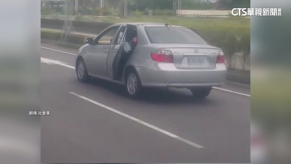 汽車後座「塞機車」行駛　車門關不起來！　路人嚇壞
