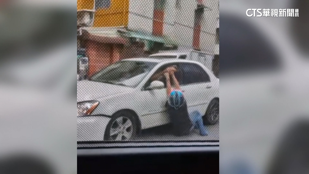 不滿妻小坐男性友人車　醋夫棍棒砸車反遭拖行