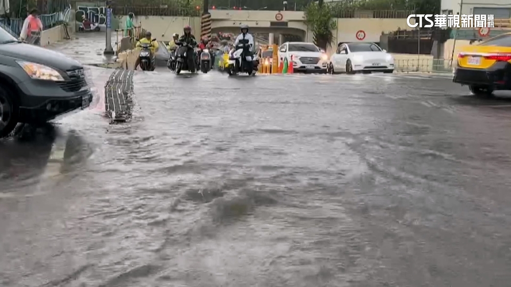 午後對流雲系發威！　台南道路積水　住戶苦不堪言