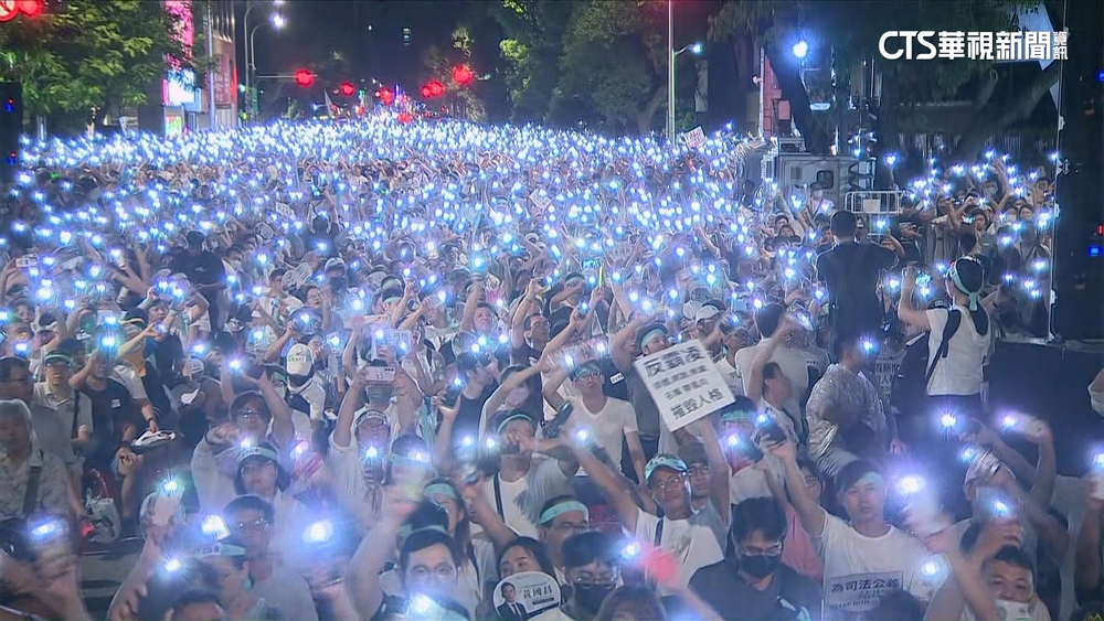 全台小草集結挺柯！　法院：涉案情節有羈押必要性