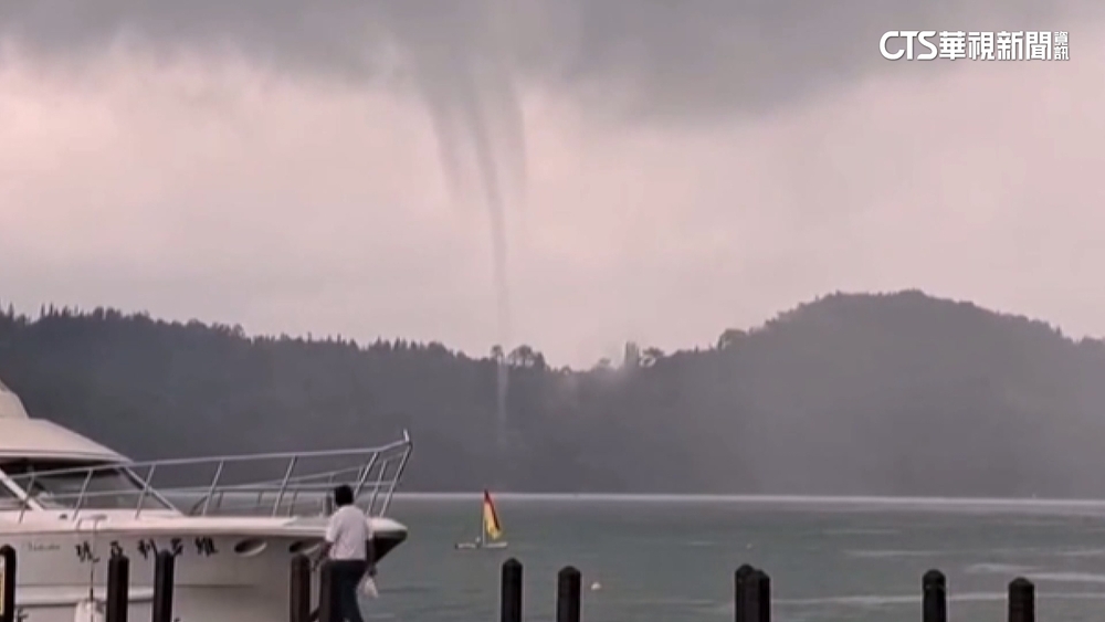 日月潭現水龍捲！　持續2分鐘　搭船遊客驚搶拍