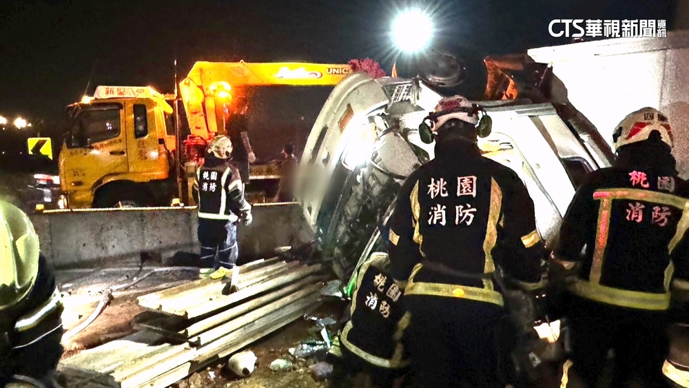 國3死亡車禍！　貨櫃車翻覆車頭變形　駕駛不治