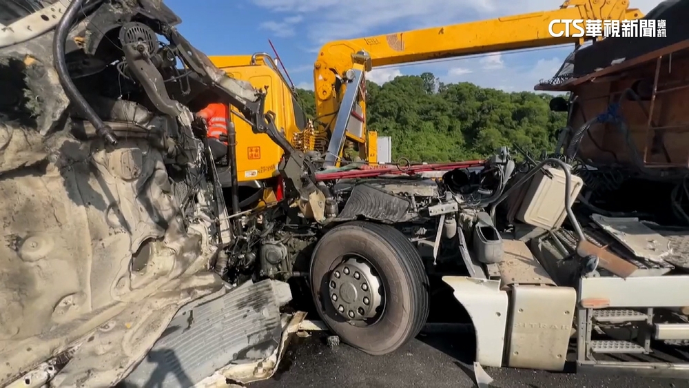大貨車故障.拖吊車正要吊　2司機遭砂石車撞死