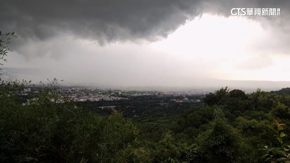 宛如兩世界！　山上沒雨山下暴雨　海拔僅差200公尺