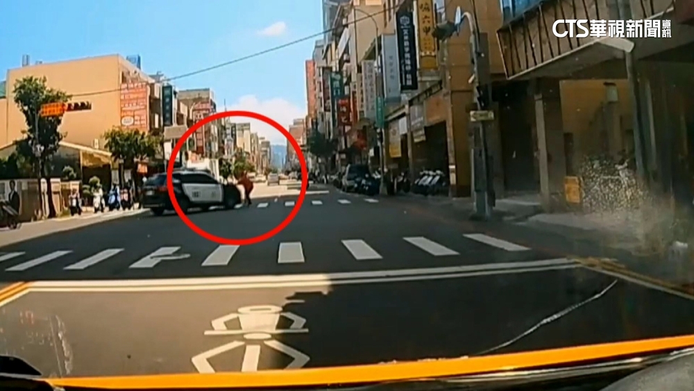警車轉彎不讓！行人險遭撞氣拍引擎蓋　警：罰開車警