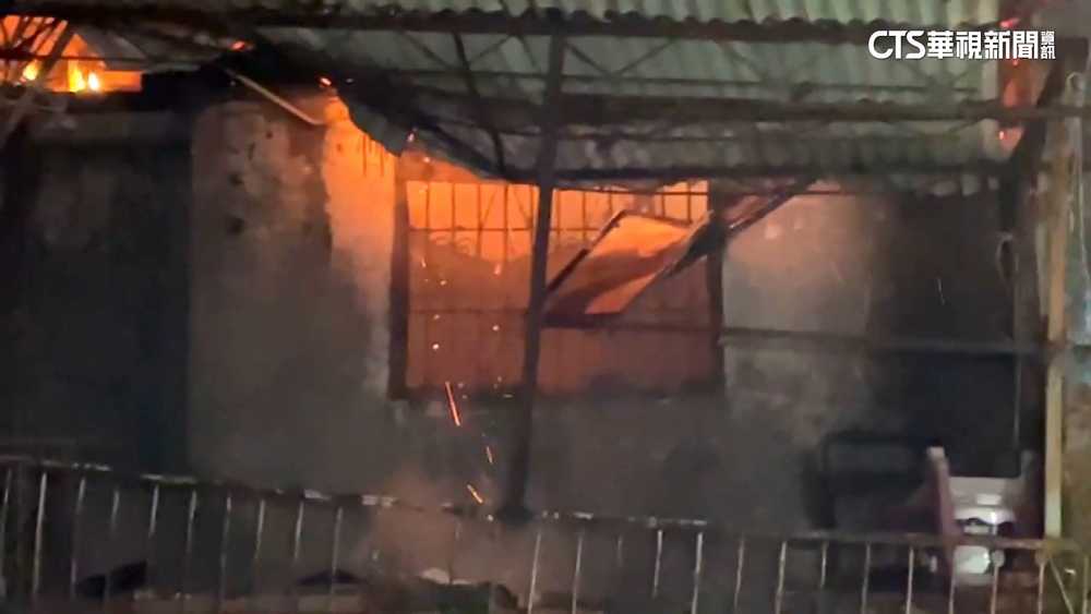 疑點蚊香釀災！　高雄鼓山民宅清晨狂燒竄煙