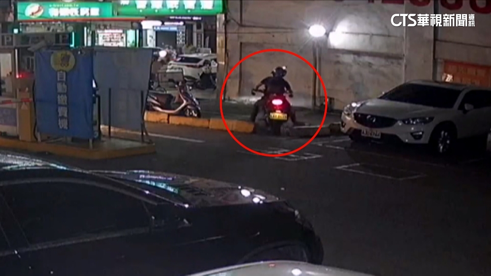 拒繳1480停車費！重機男鑽缺口落跑　掛假牌被逮