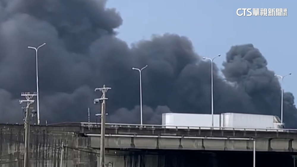 香山掩埋場疑熱到起火　濃煙直竄飄快速道路