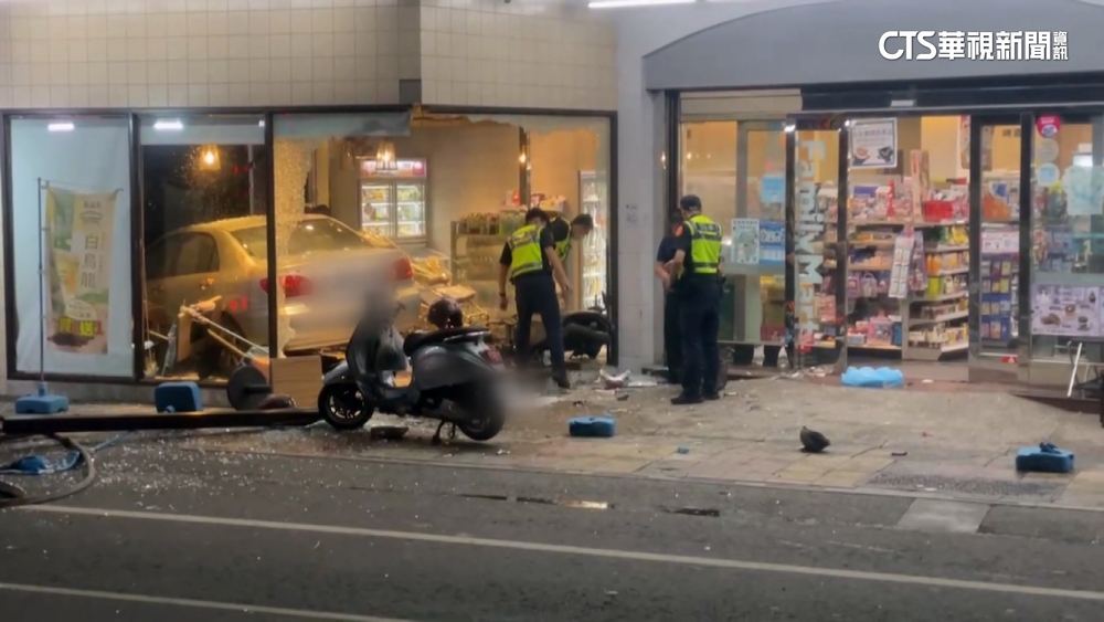 恍神釀禍？駕駛失控撞超商　2人用餐遭波及送醫