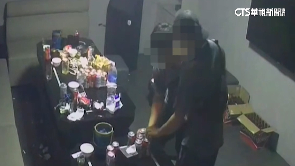 暢飲酒水沒喝完想打包遭拒　客竟灑地板.洗腳惡搞