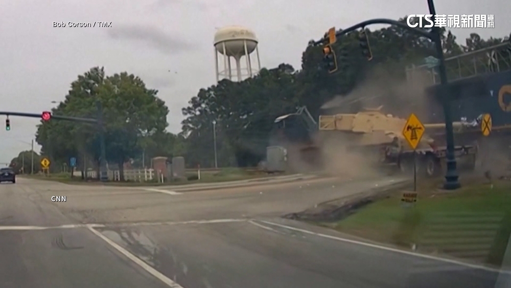 驚險瞬間！美國拖車載運坦克迎面撞火車　幸無傷亡