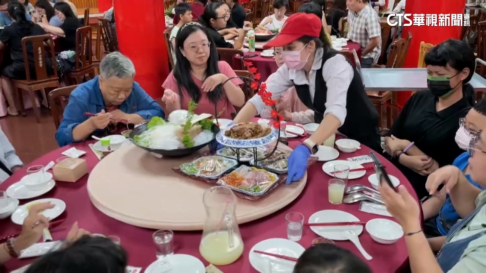 中秋新選擇！辦桌結合應景菜色　民眾吃得津津有味