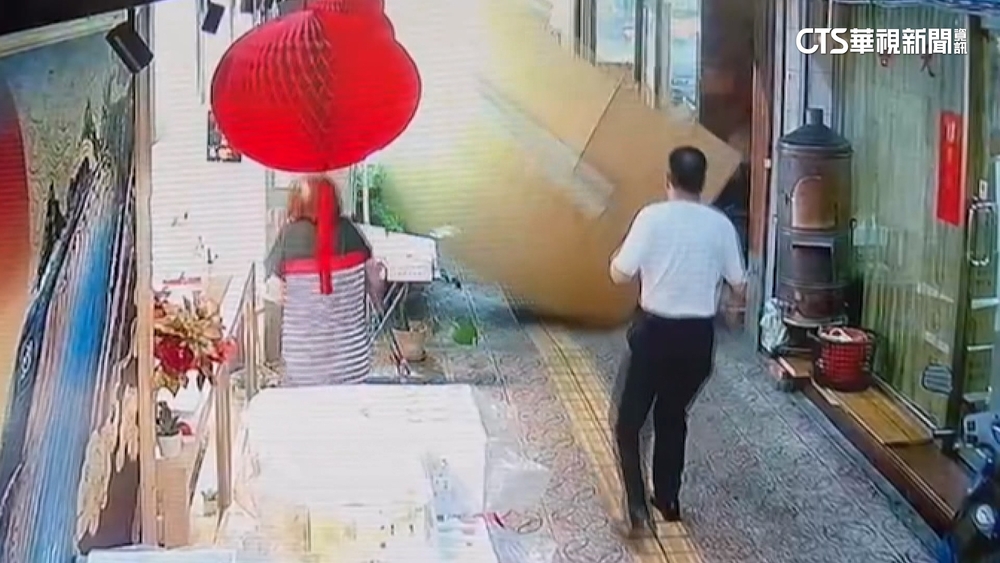 午後雷雨強灌中.彰淹　第三市場天花板塌險砸人