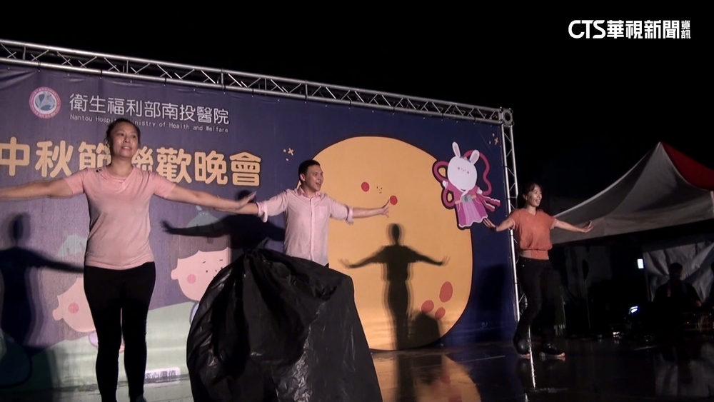 雷雨毀南投醫院中秋晚會　醫護不甘仍冒雨演出