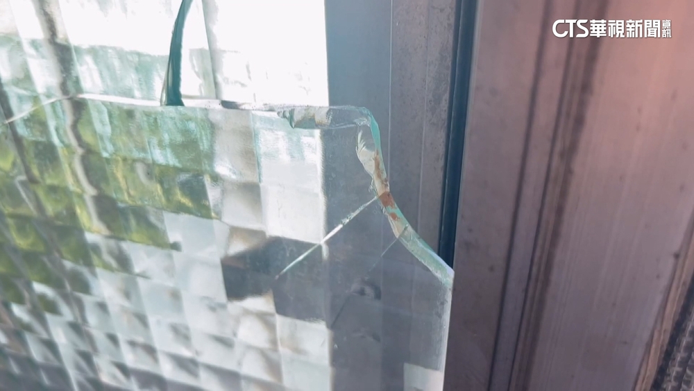民宅窗遭鞭炮擊破碎裂　屋主po網盼出面處理