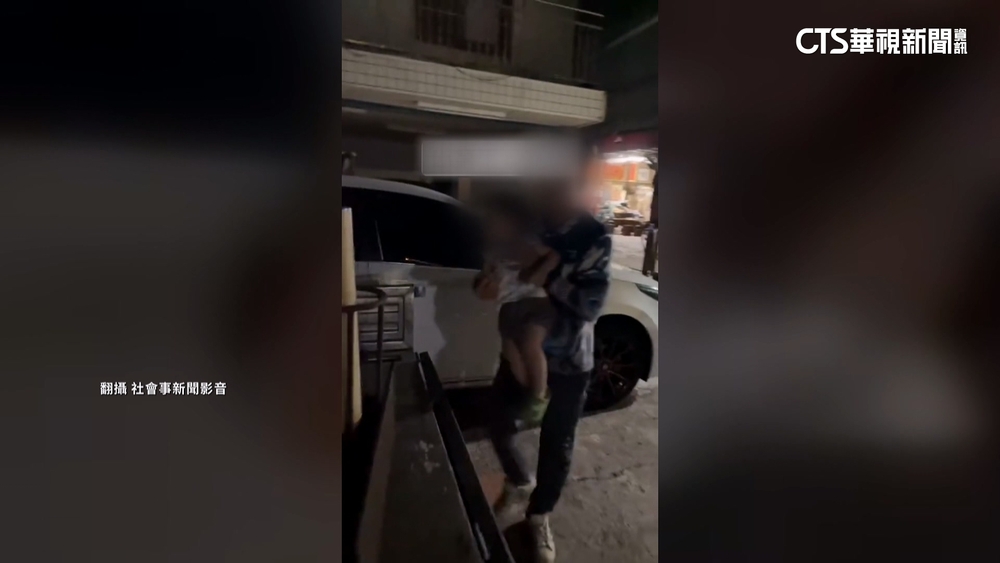 危險！　男抱幼童持香點炮竹　瞬間爆炸火光四射