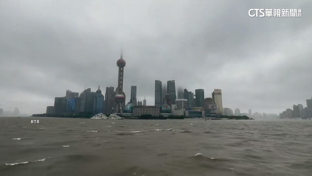 交通大亂.上萬路樹倒塌！75年最強颱「貝碧佳」襲上海