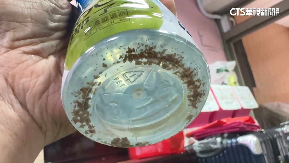 買椰子水驚見黑色沉澱物　賣場：要求廠商帶回檢驗