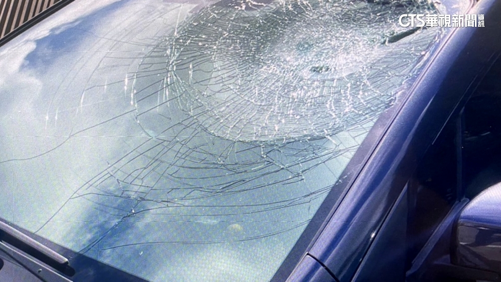 行車糾紛！　騎士當街攔車持帽砸　駕駛鎖車報警