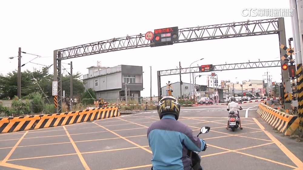 敵不動我不動？　兩火車平交道「車頭對車頭」引議論
