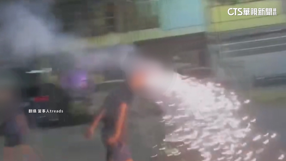 太危險！　高中生嘴咬煙火奔跑　網批：當心毀容