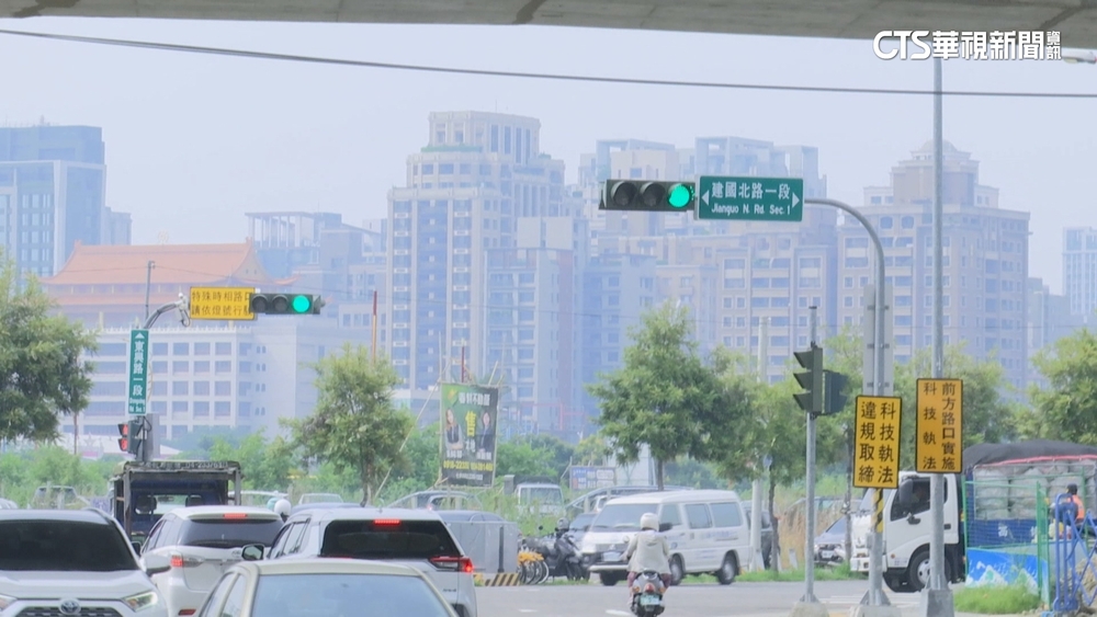 台中東興.建國路口難左轉　直擊轉彎車慘卡路中