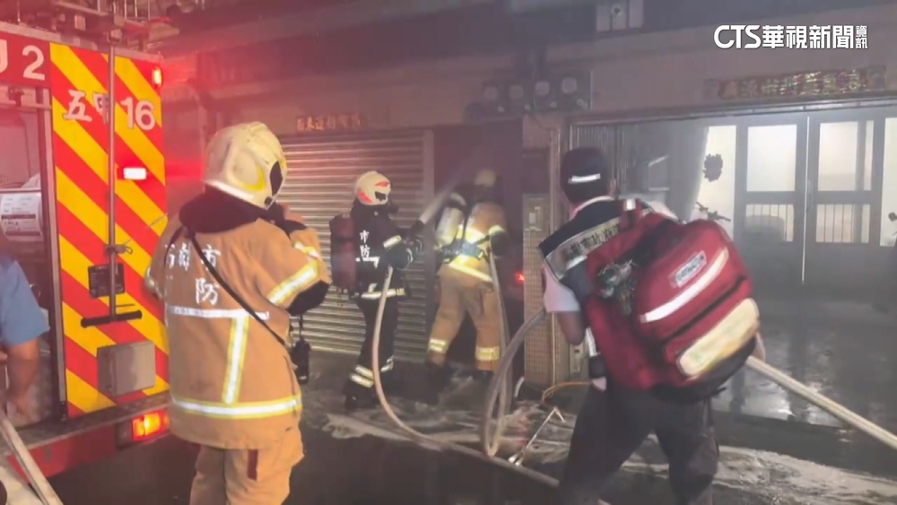 鳳山凌晨火　1家5口逃命「兄弟倒地救出1死1重傷」